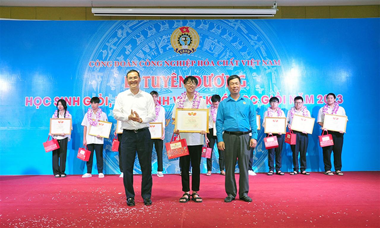 Công đoàn CN Hóa chất VN: Tuyên dương các cháu học sinh giỏi, học sinh vượt khó học giỏi năm 2023