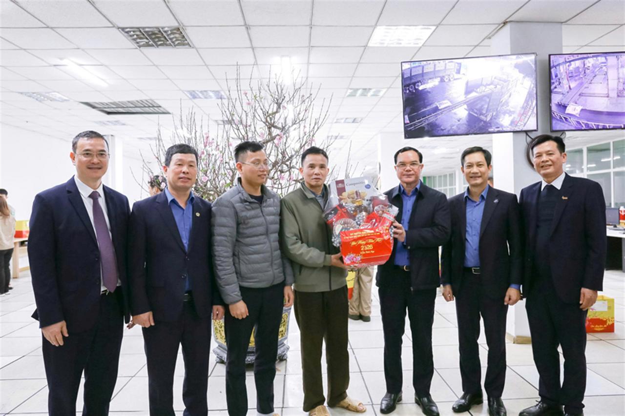 Đồng chí Nguyễn Đình Khang, Chủ tịch Tổng Liên đoàn Lao động Việt Nam thăm, chúc Tết người lao động Công ty CP Phân đạm và Hóa chất Hà Bắc
