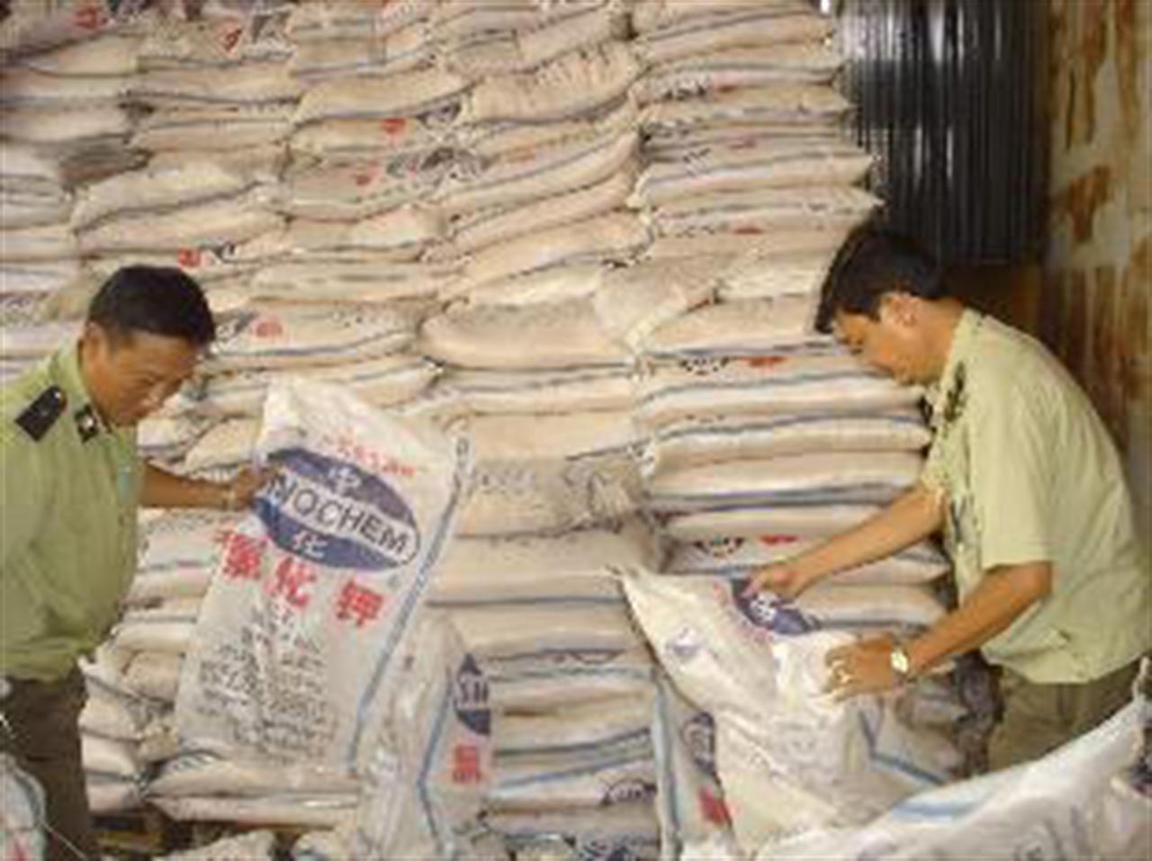 Cảnh giác với phân bón giả từ Trung Quốc