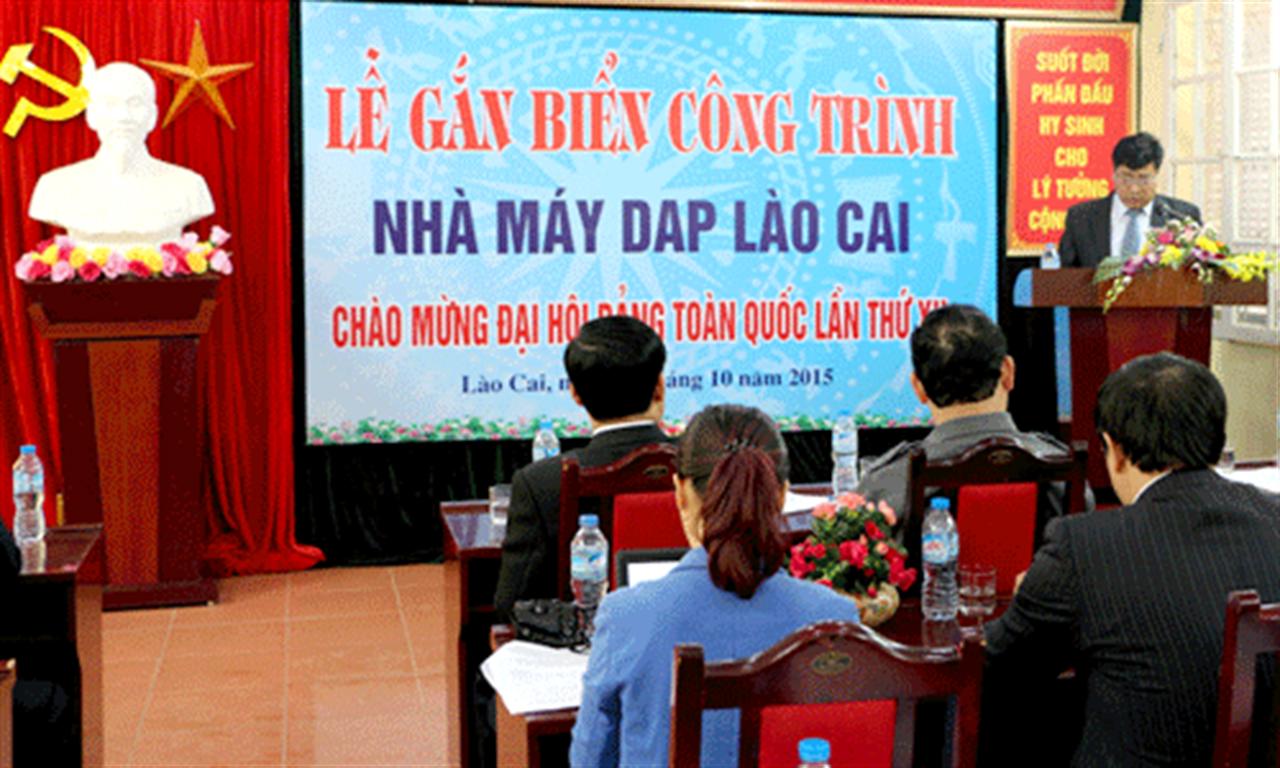 Gắn biển công trình Nhà máy DAP Lào Cai chào mừng Đại hội Đảng toàn quốc lần thứ XII