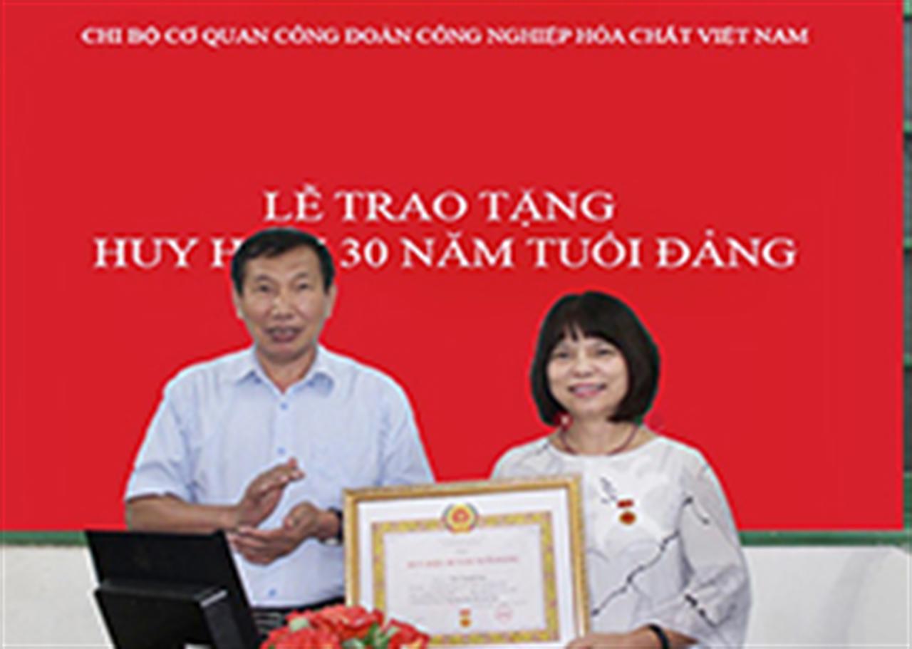 Lễ trao tặng huy hiệu 30 năm tuổi Đảng cho đồng chí Tôn Thanh Lan - Chi bộ cơ quan Công đoàn CNHC Việt nam