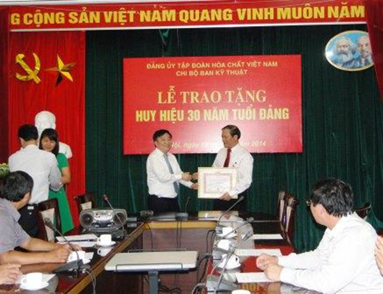 Đồng chí Ngô Mạnh Hoài Phó bí thư Đảng ủy Tập đoàn được trao tặng Huy hiệu 30 năm tuổi Đảng