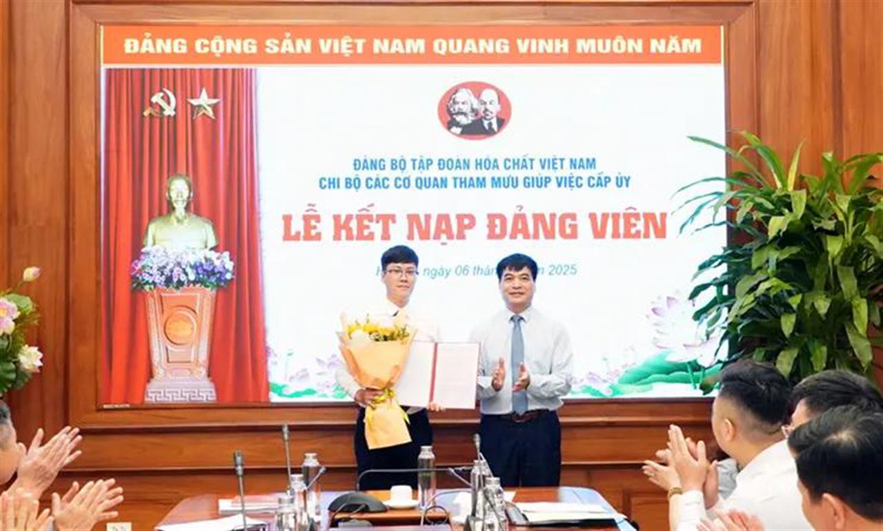 Chi bộ Các Cơ quan Tham mưu, Giúp việc Cấp ủy tổ chức Lễ kết nạp đảng viên mới