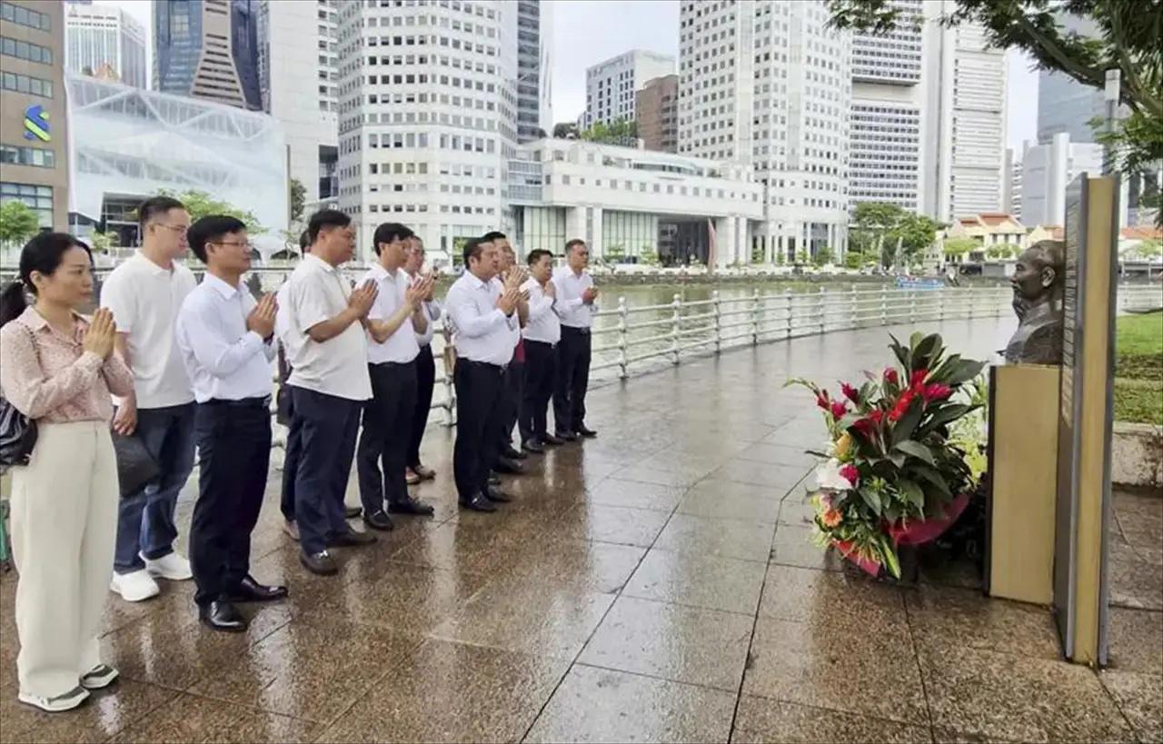 Vinachem Delegation Lays Flowers in Tribute to President Ho Chi Minh in Singapore