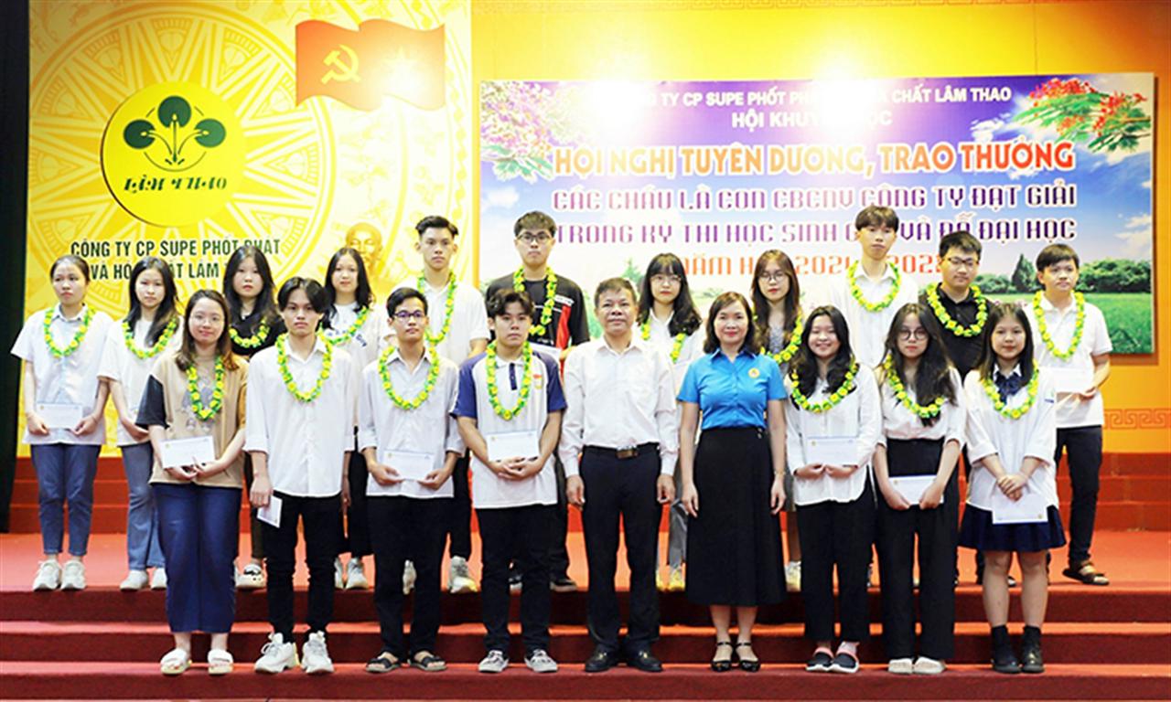 Supe Lâm Thao tuyên dương, trao thưởng cho con Người lao động học giỏi