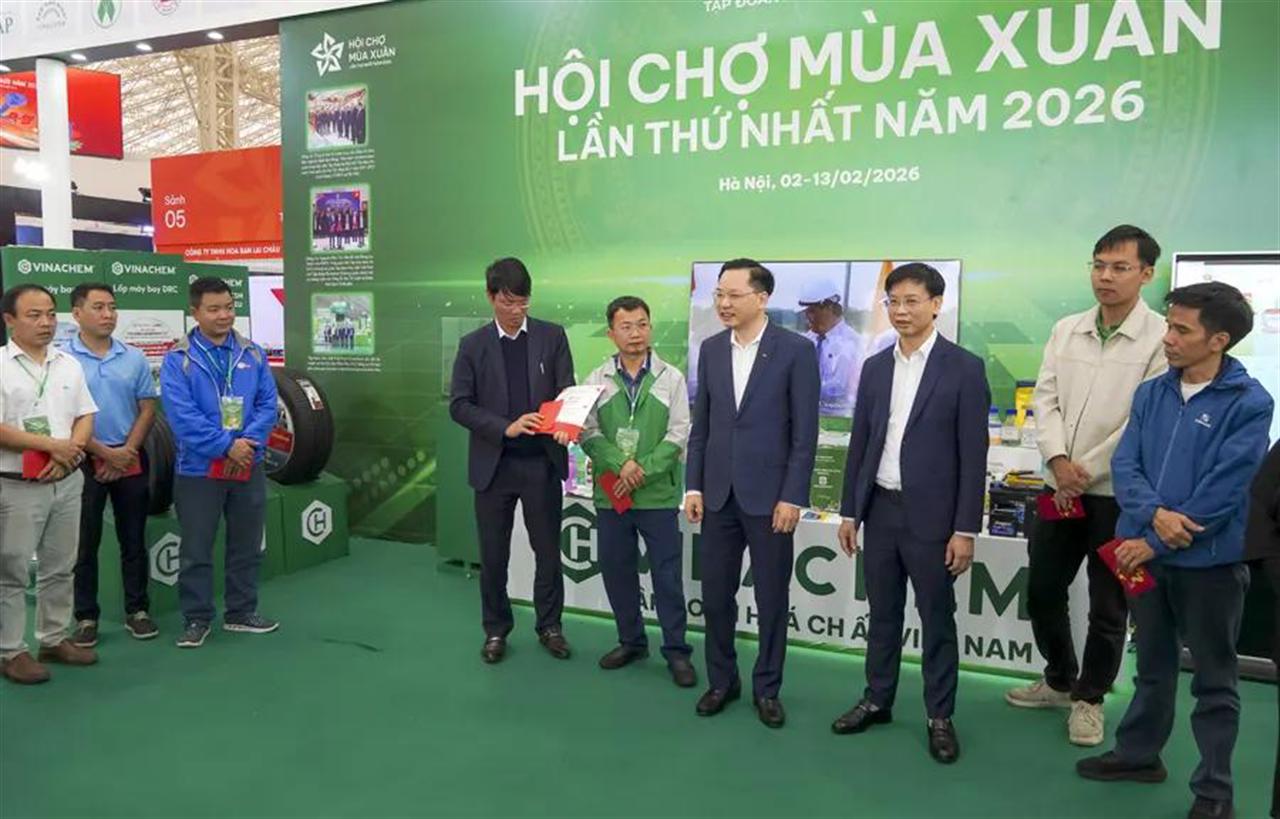 Đồng chí Tổng Giám đốc VINACHEM ghi nhận nỗ lực của CBCNV tại Hội chợ Mùa Xuân 2026