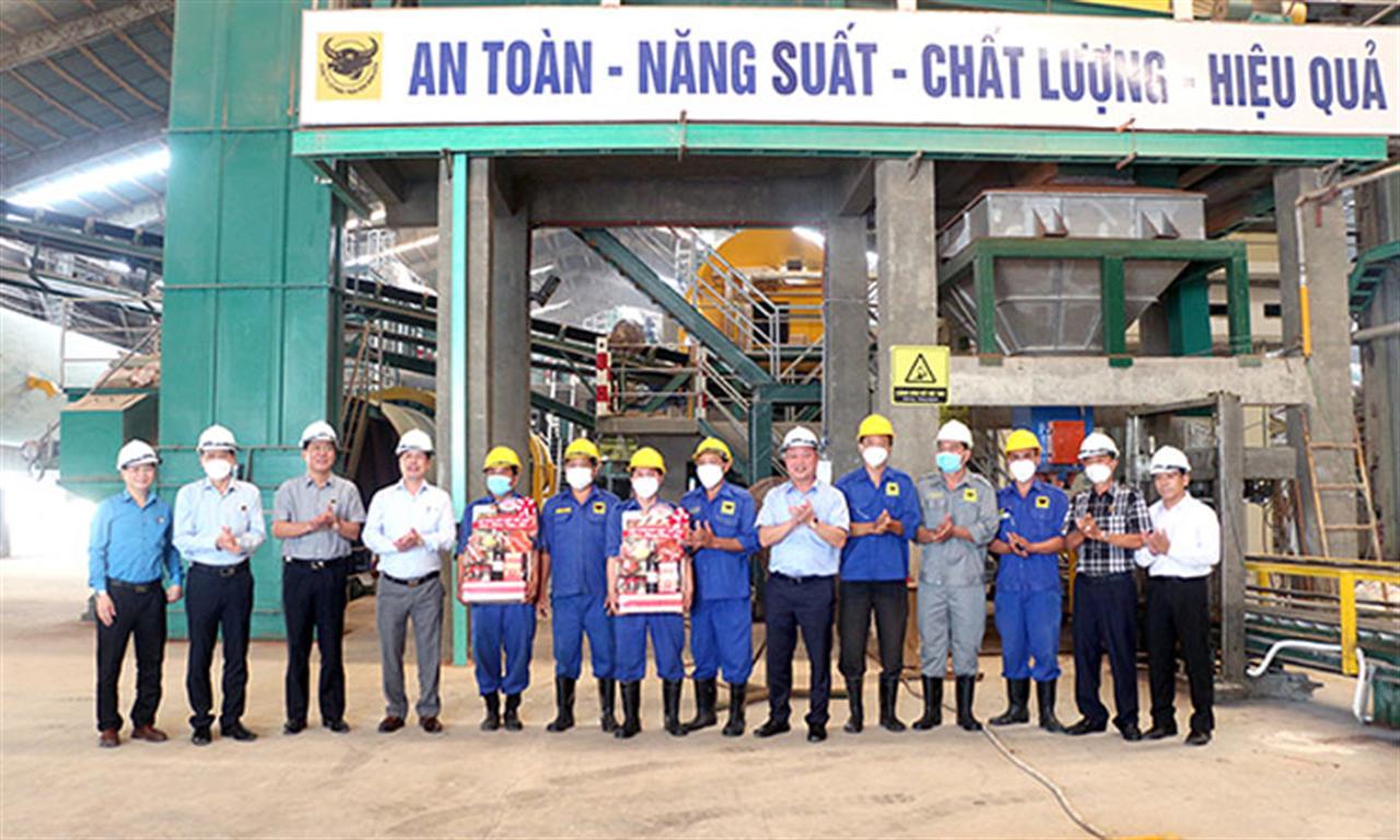 Đồng chí Bí thư Đảng ủy, Chủ tịch HĐTV Tập đoàn thăm, chúc tết, tặng quà NLĐ khu vực phía Nam nhân dịp Tết nguyên đán Nhâm Dần