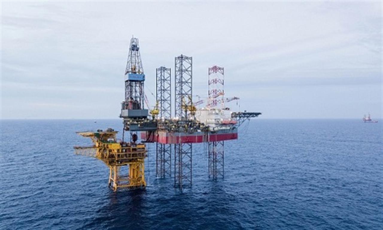 Oil prices set to end week about 4% higher