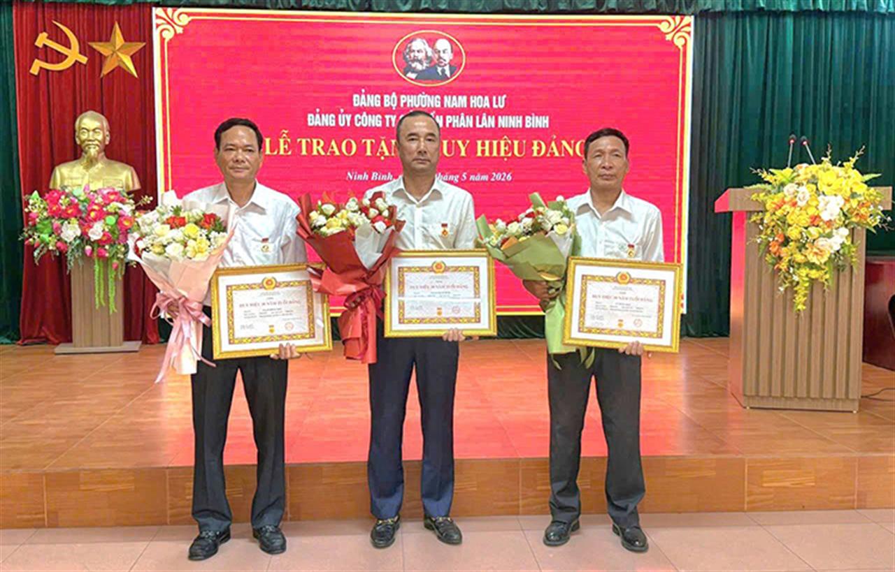 Party Committee of Ninh Binh Phosphate Fertilizer Joint Stock Company (NIFERCO): Solemn Ceremony to Award 30-Year Party Membership Badge