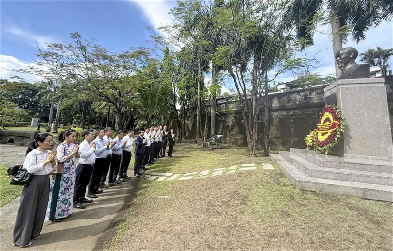 Đoàn công tác Vinachem dâng hoa tưởng niệm Chủ tịch Hồ Chí Minh tại thủ đô Manila, Philippines