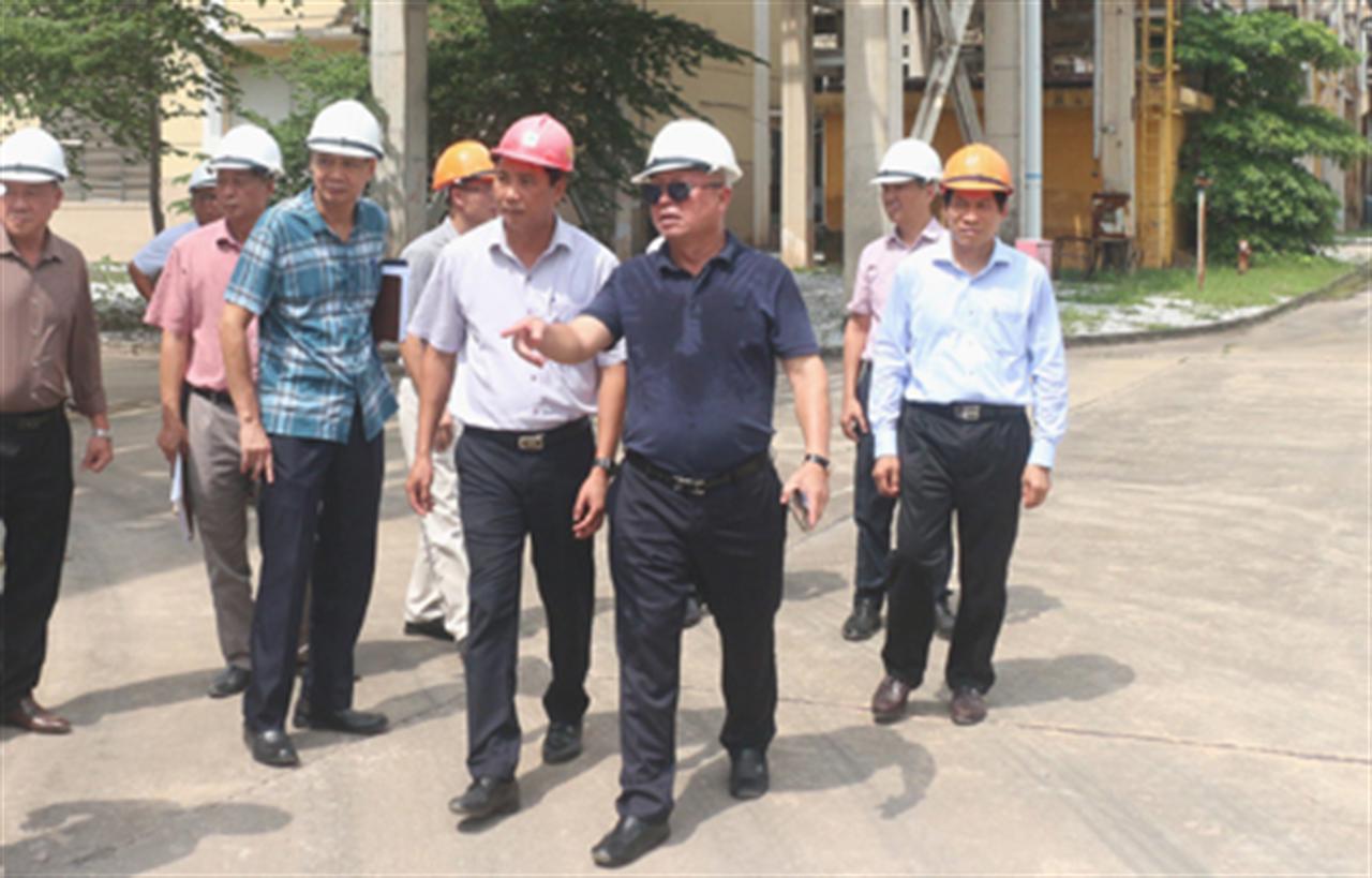 Chủ tịch HĐTV Tập đoàn Hóa chất Việt Nam làm việc với Công ty Cổ phần Phân đạm và Hóa chất Hà Bắc.