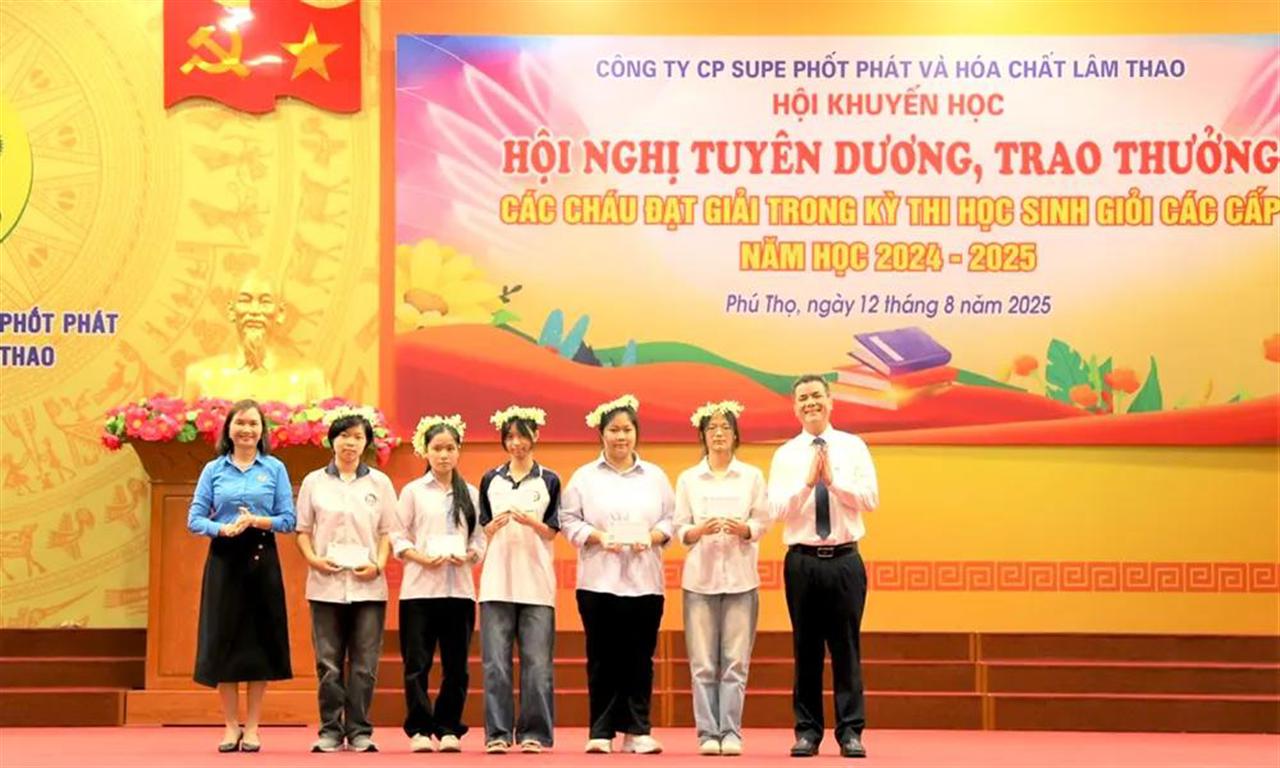 Supe Lâm Thao: Tuyên dương, trao thưởng các cháu học sinh giỏi các cấp năm học 2024-2025.