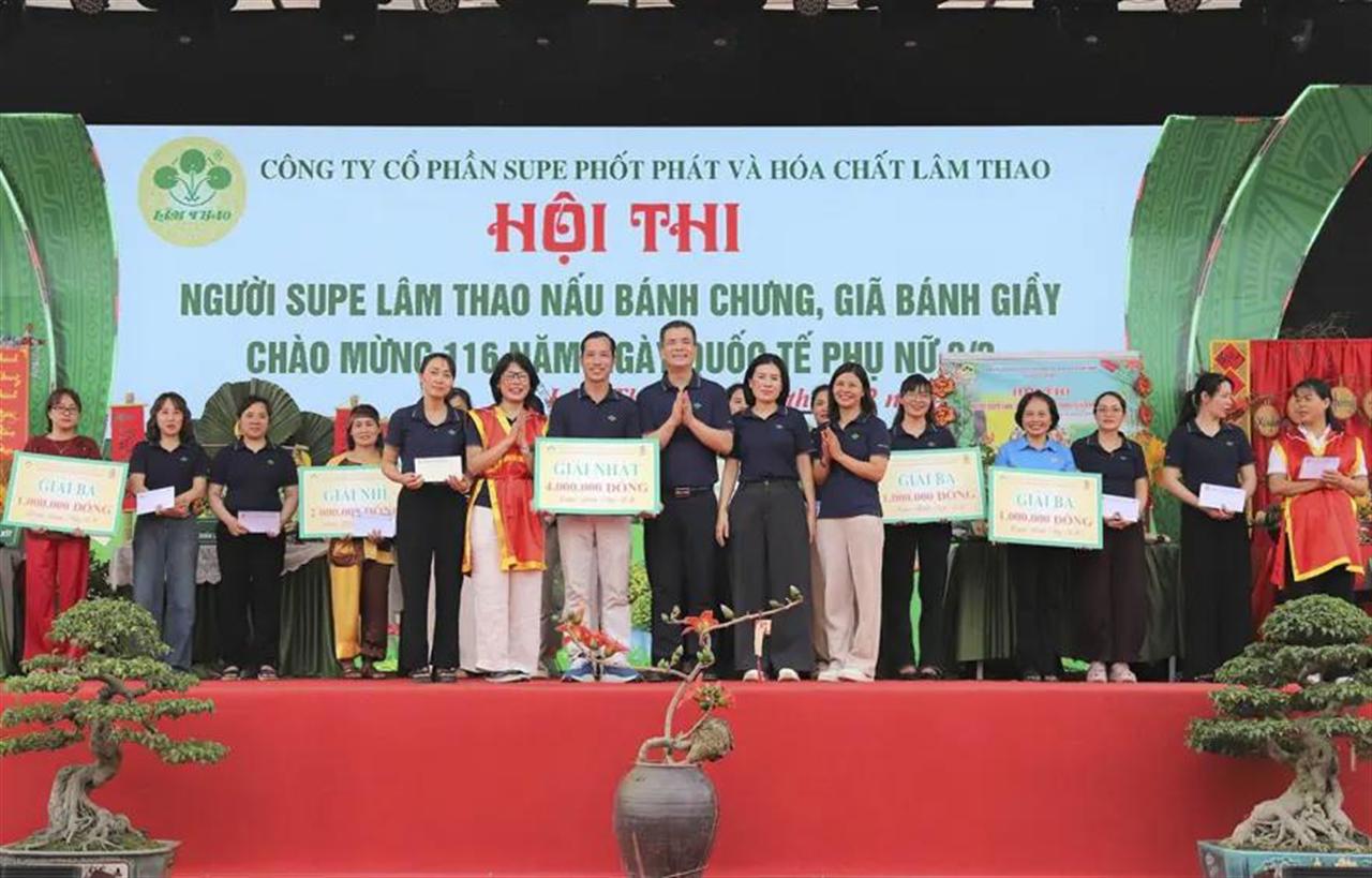Sôi nổi Hội thi nấu bánh chưng, giã bánh giầy tại Supe Lâm Thao
