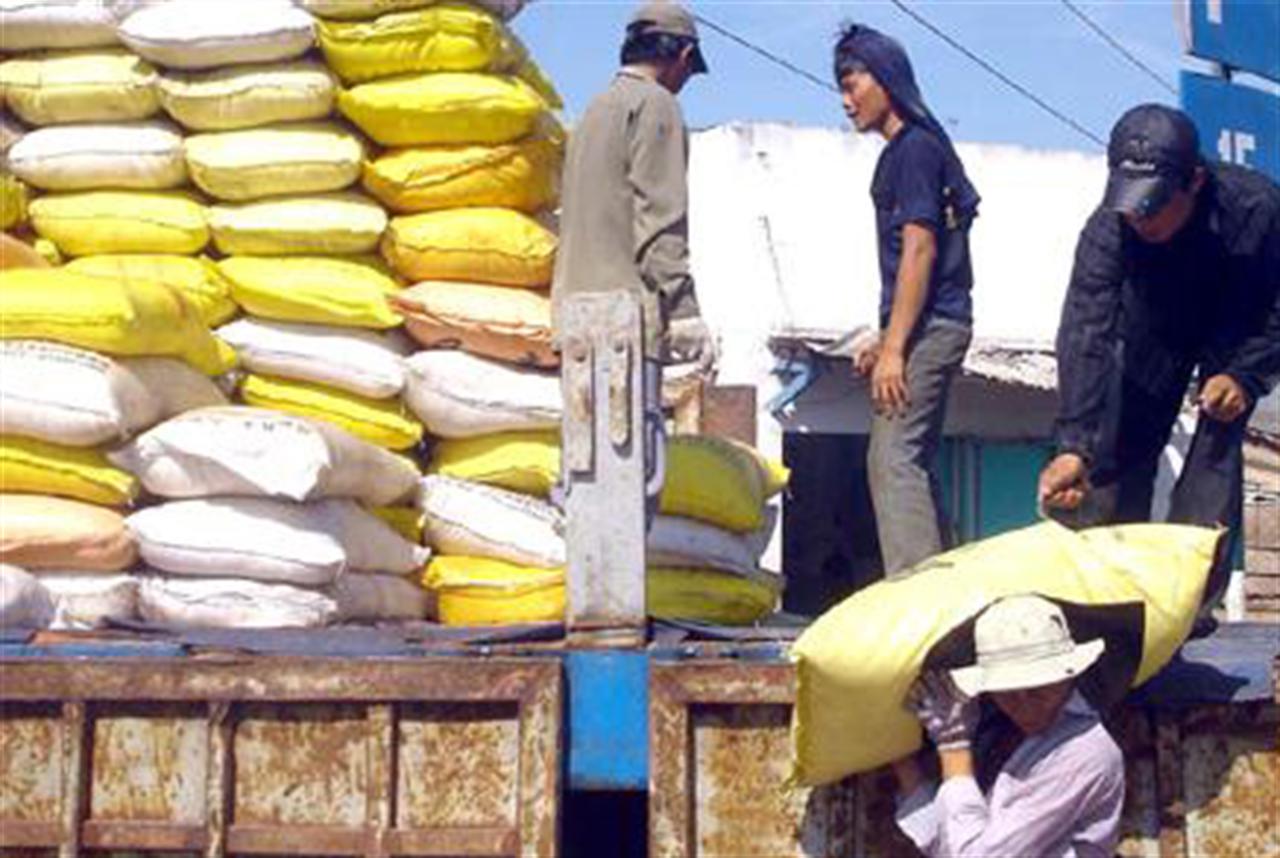 Phân bón tăng giá bất thường: Liệu có sốt?