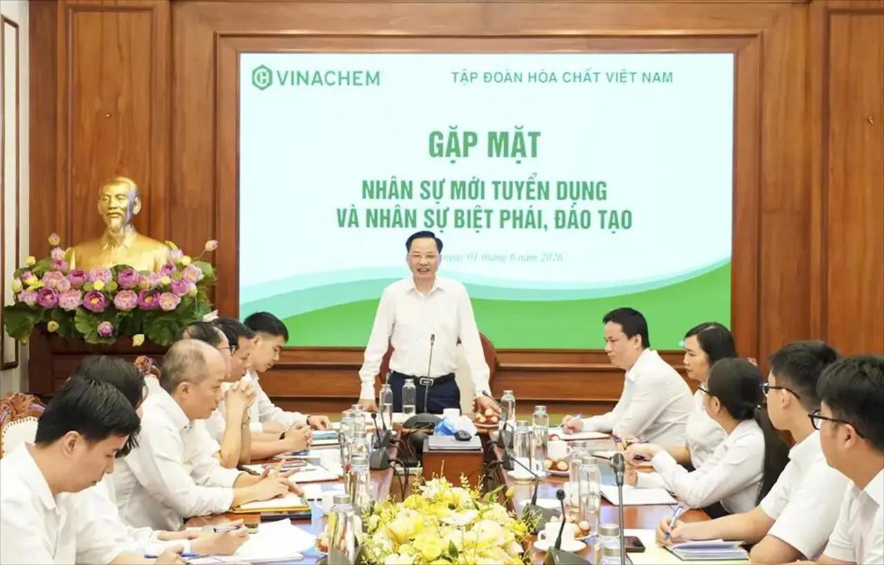 Vinachem General Director Meets with Newly Recruited, Seconded, and Trained Personnel