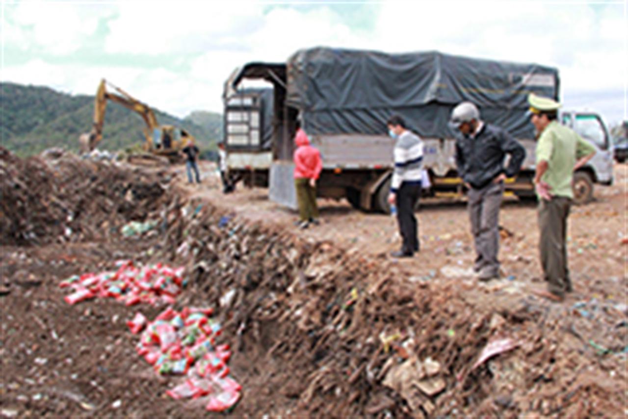 Hàng trăm tấn phân bón hết hạn 2 năm vẫn bán ra thị trường