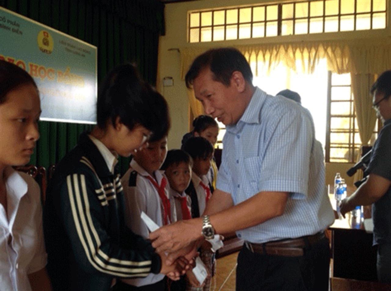 Trao tặng học bổng cho con CNVCLĐ có hoàn cảnh khó khăn học giỏi