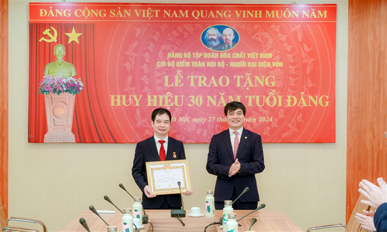 Lễ trao tặng Huy hiệu 30 năm tuổi Đảng cho đồng chí Nguyễn Văn Thiệu, Đảng viên Chi bộ Kiểm toán Nội bộ - Người Đại diện Vốn