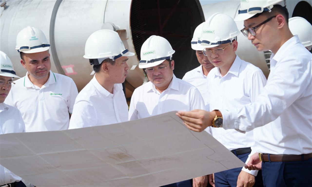 Đoàn công tác Tập đoàn Hóa chất Việt Nam kiểm tra thực địa tại Công trường Dự án khai thác muối mỏ Kali tại Lào