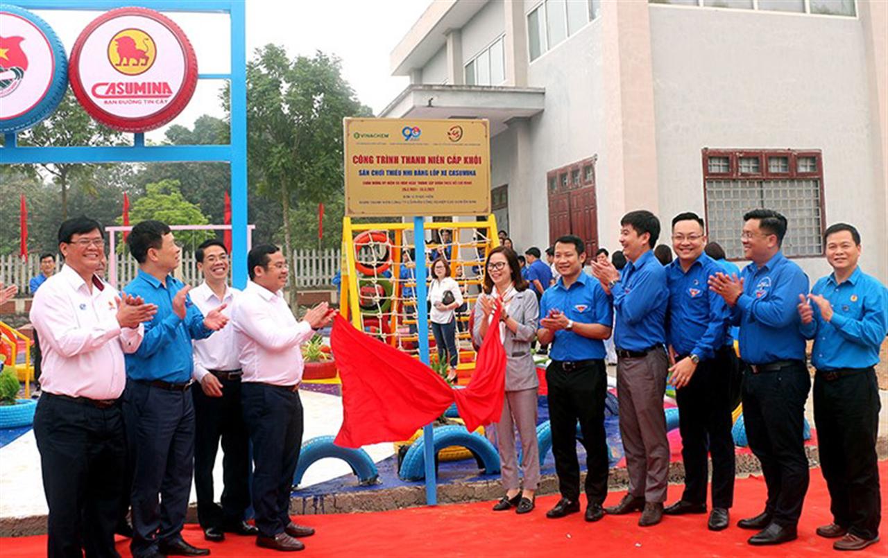 Lễ gắn biển công trình thanh niên cấp khối: Sân chơi thiếu nhi bằng lốp xe Casumina