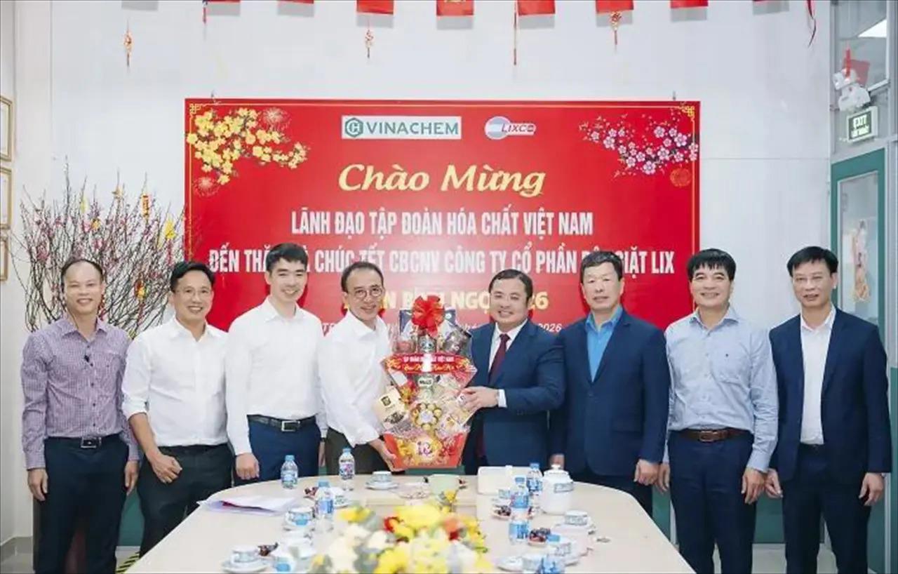Comrade Phung Quang Hiep, Party Secretary and Chairman of the Members’ Council of VINACHEM, Visits and Encourages Employees of Lixco