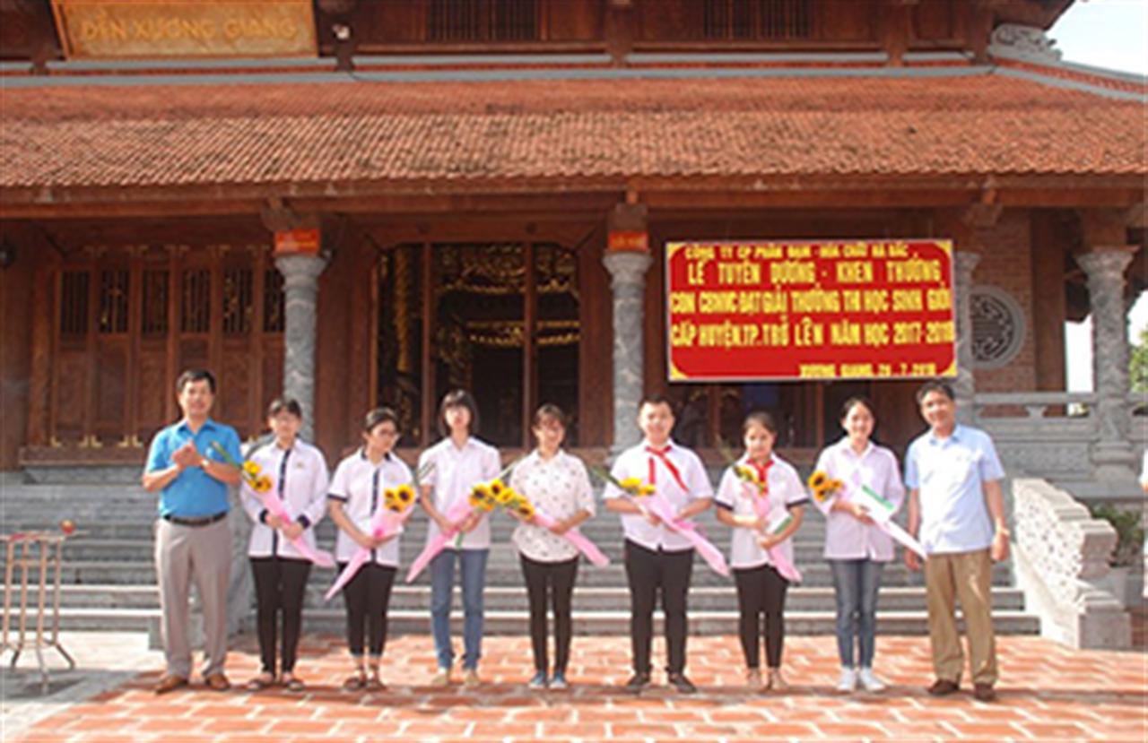 Công ty Phân đạm và hóa chất Hà Bắc tuyên dương các học sinh giỏi con CNVC LĐ