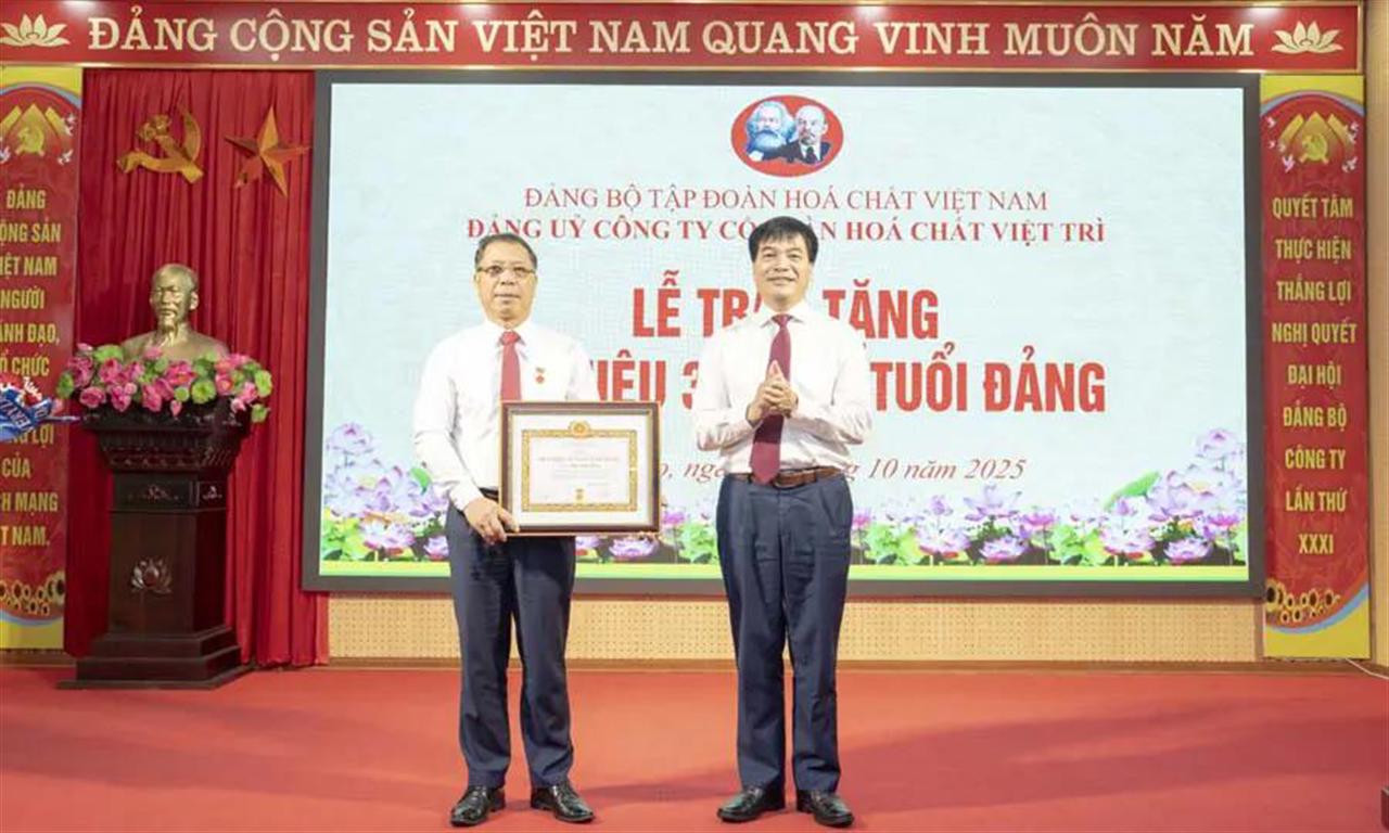 Lễ trao tặng Huy hiệu 30 năm tuổi Đảng cho đồng chí Văn Đình Hoan – Bí thư Đảng ủy, Tổng Giám đốc Công ty CP Hóa chất Việt Trì