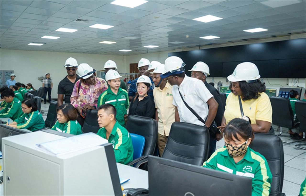 Đoàn công tác cấp cao Cộng hòa Uganda thăm, khảo sát các đơn vị sản xuất phân bón của Vinachem