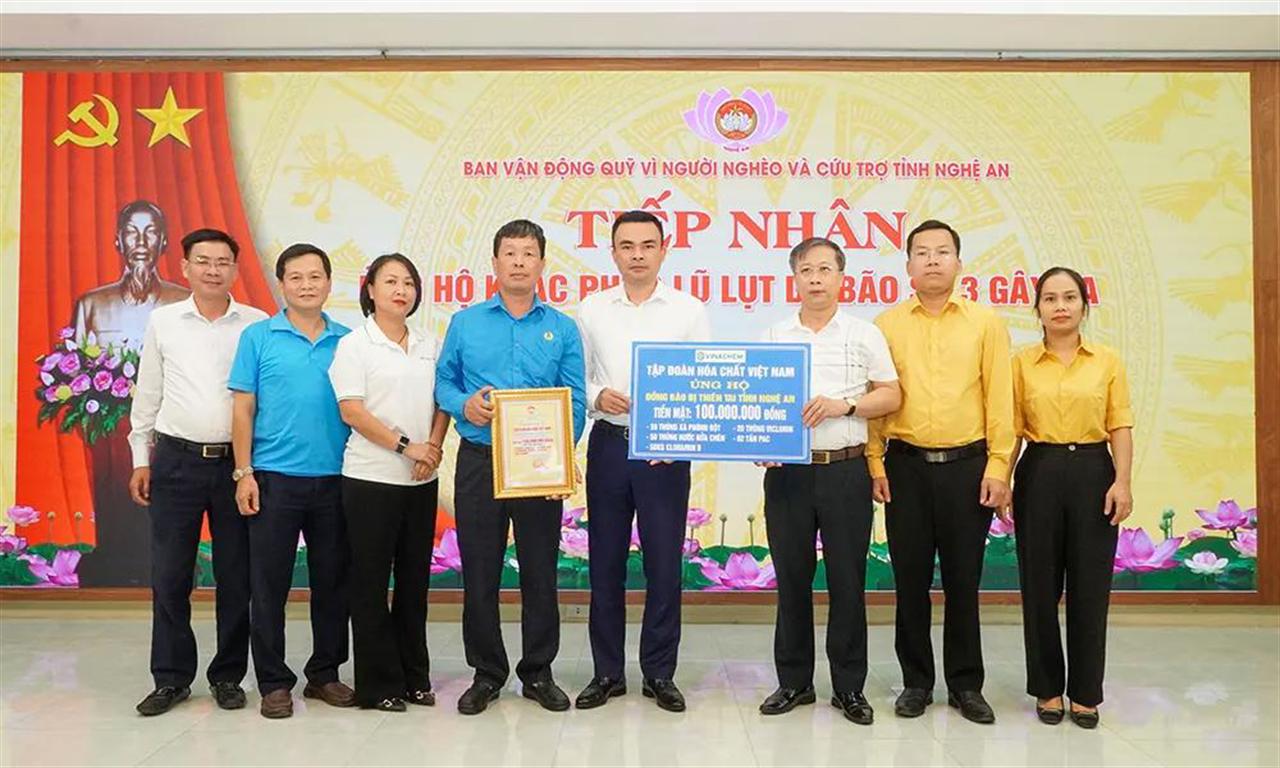 Tập đoàn Hóa chất Việt Nam ủng hộ đồng bào bị bão lụt tỉnh Nghệ An