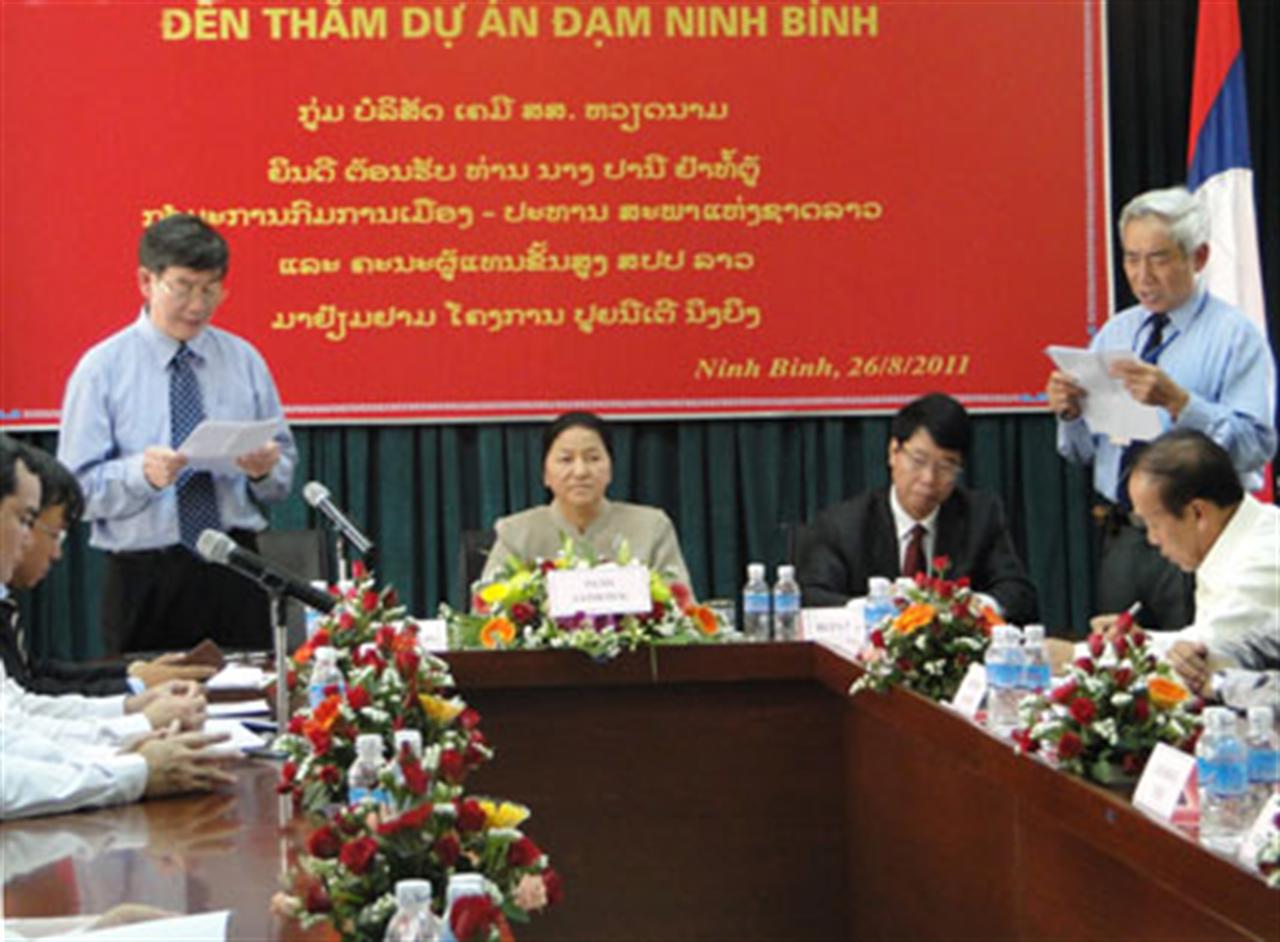 Chủ tịch Quốc hội nước CHDCND Lào đến thăm Nhà máy Đạm than Ninh Bình