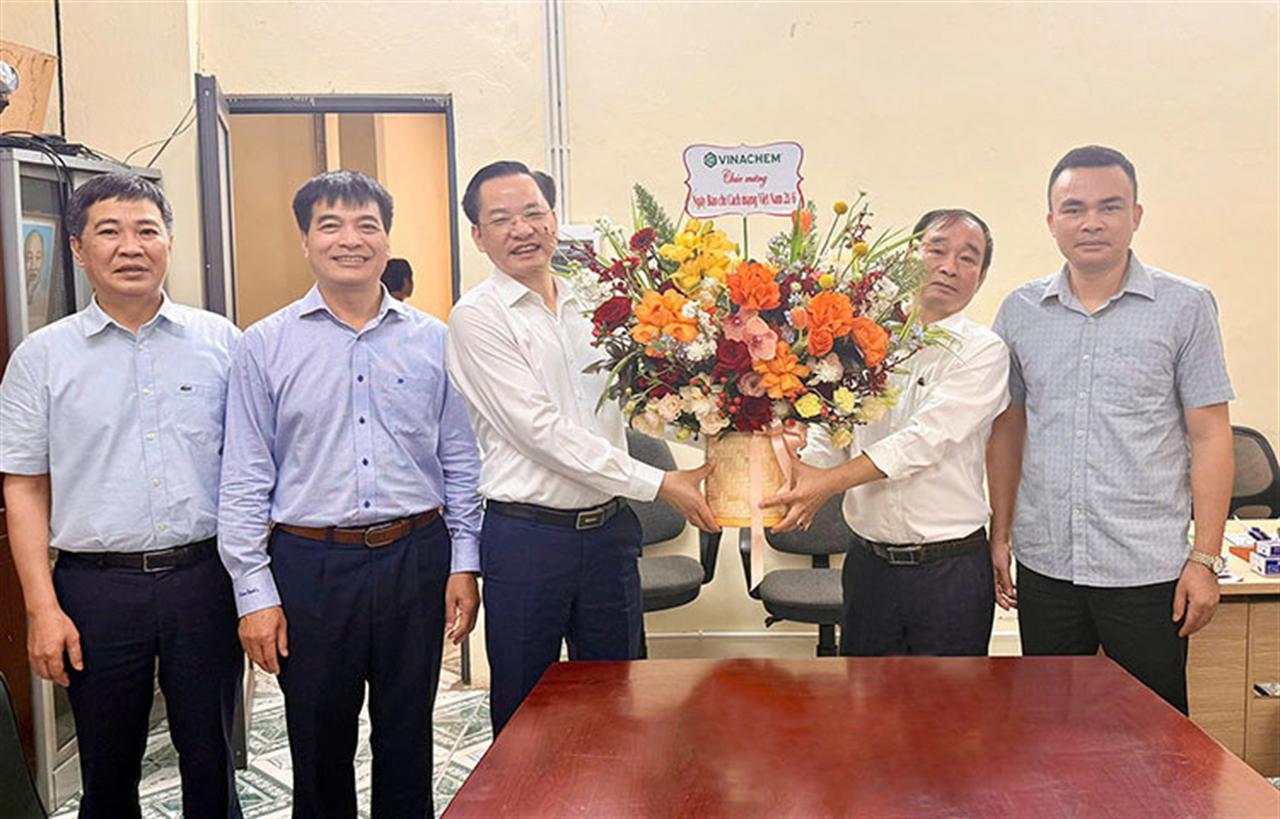 Lãnh đạo Tập đoàn Hóa chất Việt Nam chúc mừng Trung tâm Thông tin nhân Ngày Báo chí Cách mạng Việt Nam