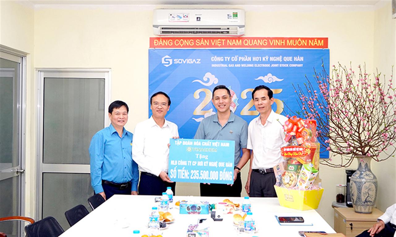 Lãnh đạo Tập đoàn Hóa chất Việt Nam thăm, chúc tết, tặng quà người lao động khu vực phía Nam