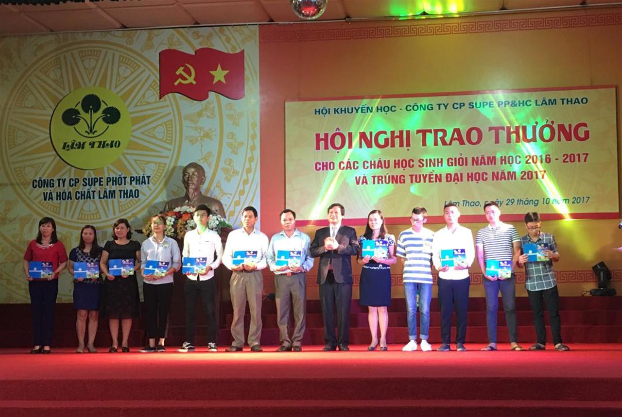 Supe Phốt phát và Hóa chất Lâm Thao trao thưởng cho các cháu học sinh giỏi năm học 2016-2017 và trúng tuyển đại học năm 2017
