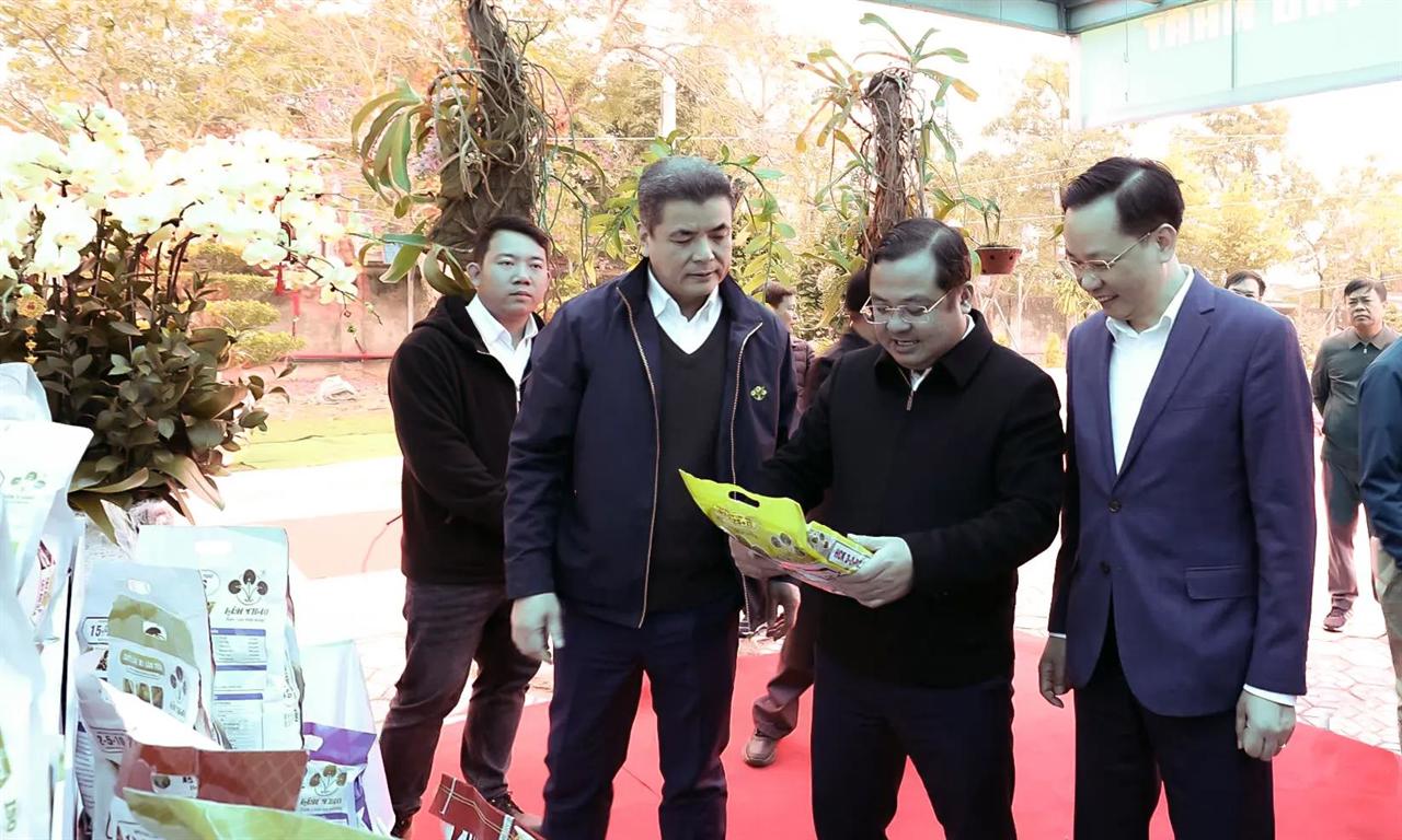 Chủ tịch HĐTV Tập đoàn Hóa chất Việt Nam thăm Vườn thực nghiệm tại Supe Lâm Thao nhân dịp đầu xuân.