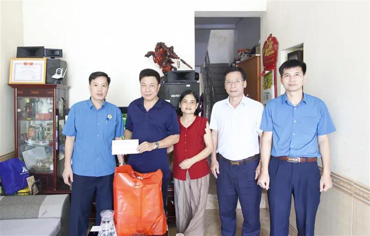 Công đoàn Công ty Apatit Việt Nam thăm hỏi, tri ân gia đình thân nhân liệt sĩ nhân dịp 27/7