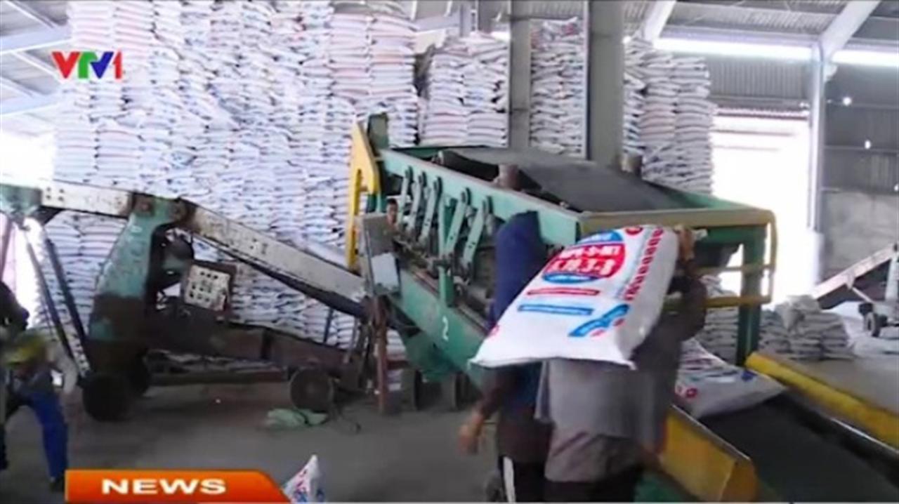 Giá phân bón giảm nhẹ theo giá xăng