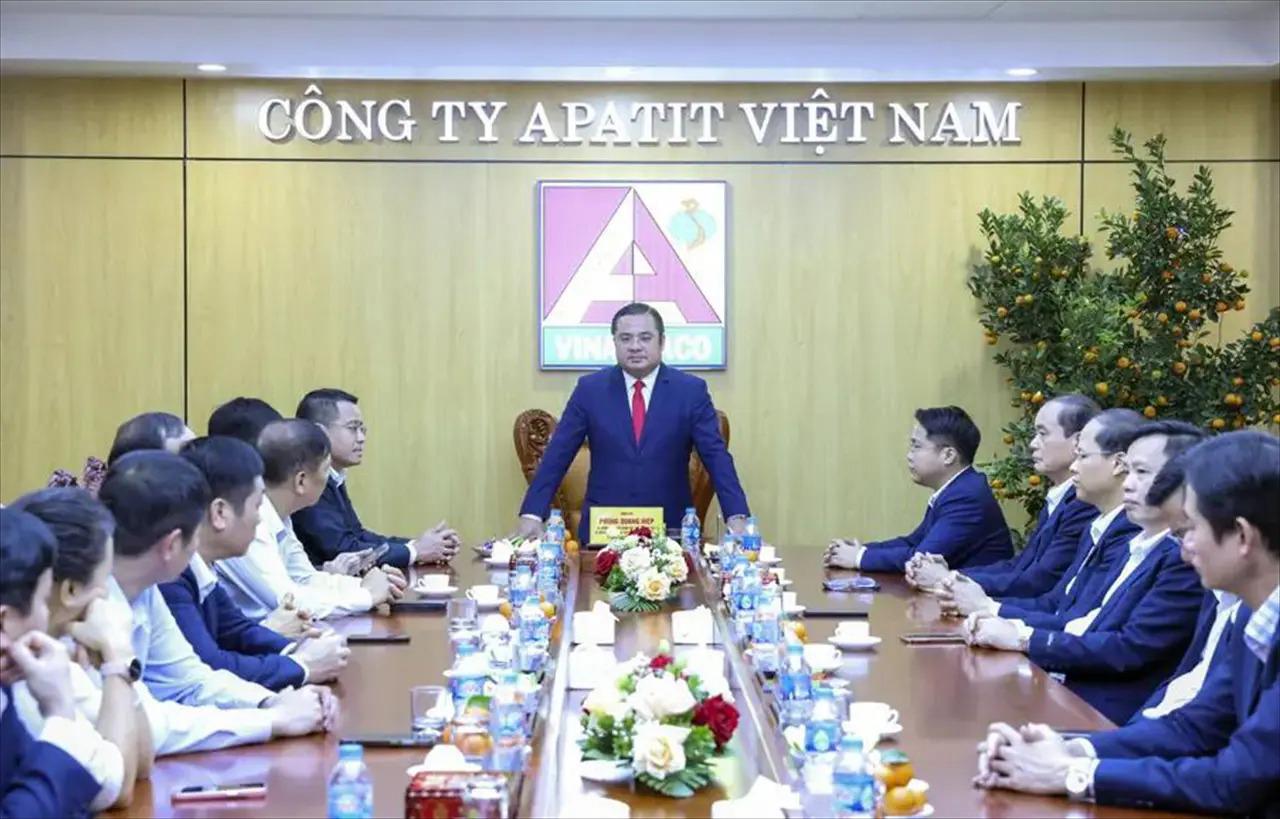 Comrade Phung Quang Hiep Holds Early Spring Meeting and Extends Lunar New Year Greetings to Employees of Apatit Vietnam One Member Limited Liability Company