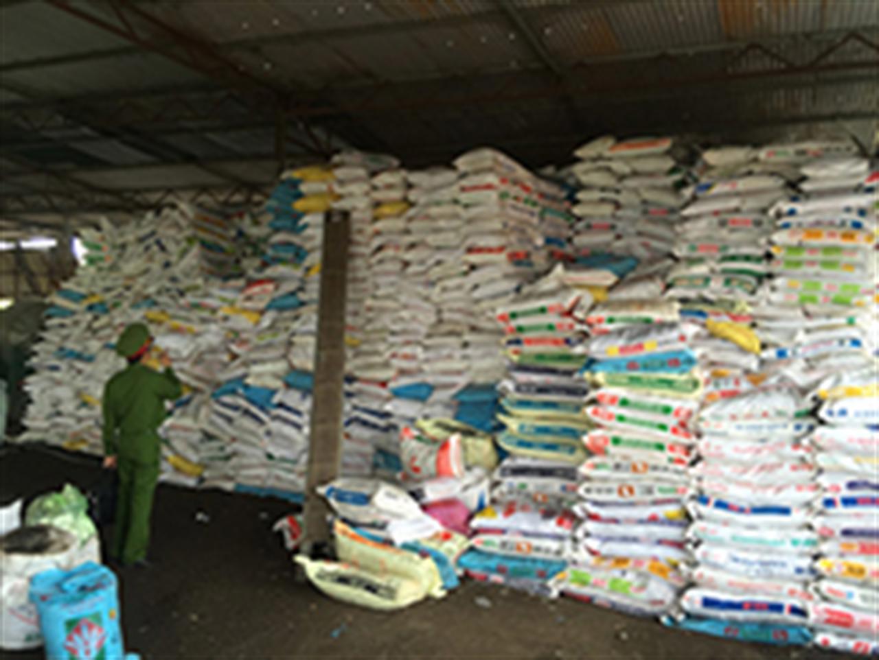 Phân bón giả được làm từ đất và vỏ cà phê, nông dân lãnh đủ