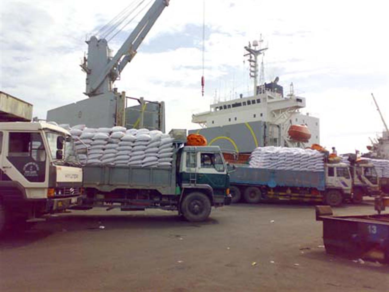 Siết nhập khẩu phân bón qua đường biên