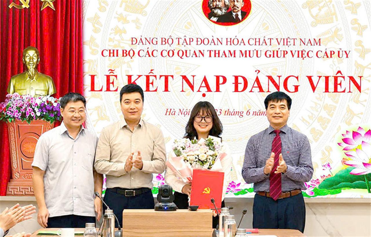 Lễ kết nạp đảng viên mới thuộc Chi bộ Các cơ quan tham mưu giúp việc Cấp ủy