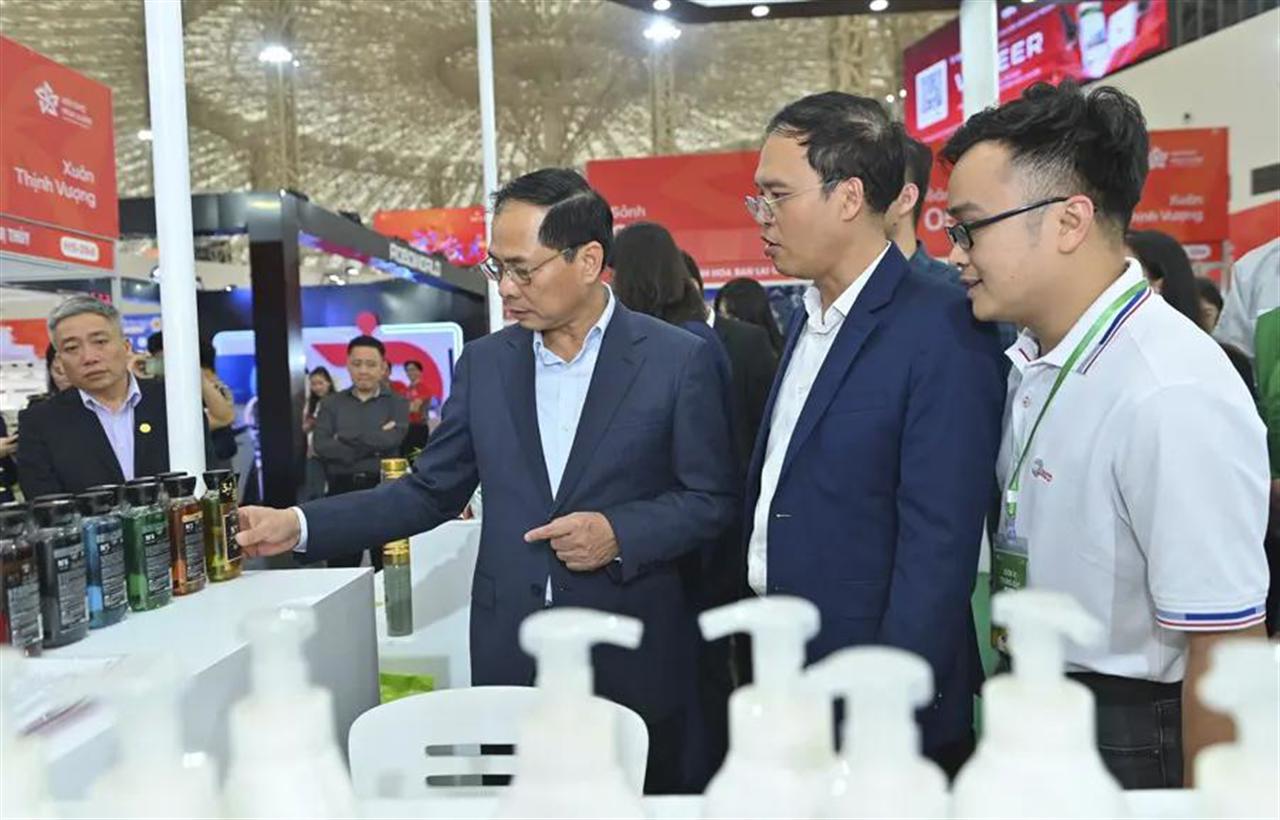 Phó Thủ tướng Bùi Thanh Sơn thăm gian hàng Vinachem tại Hội chợ Mùa Xuân 2026