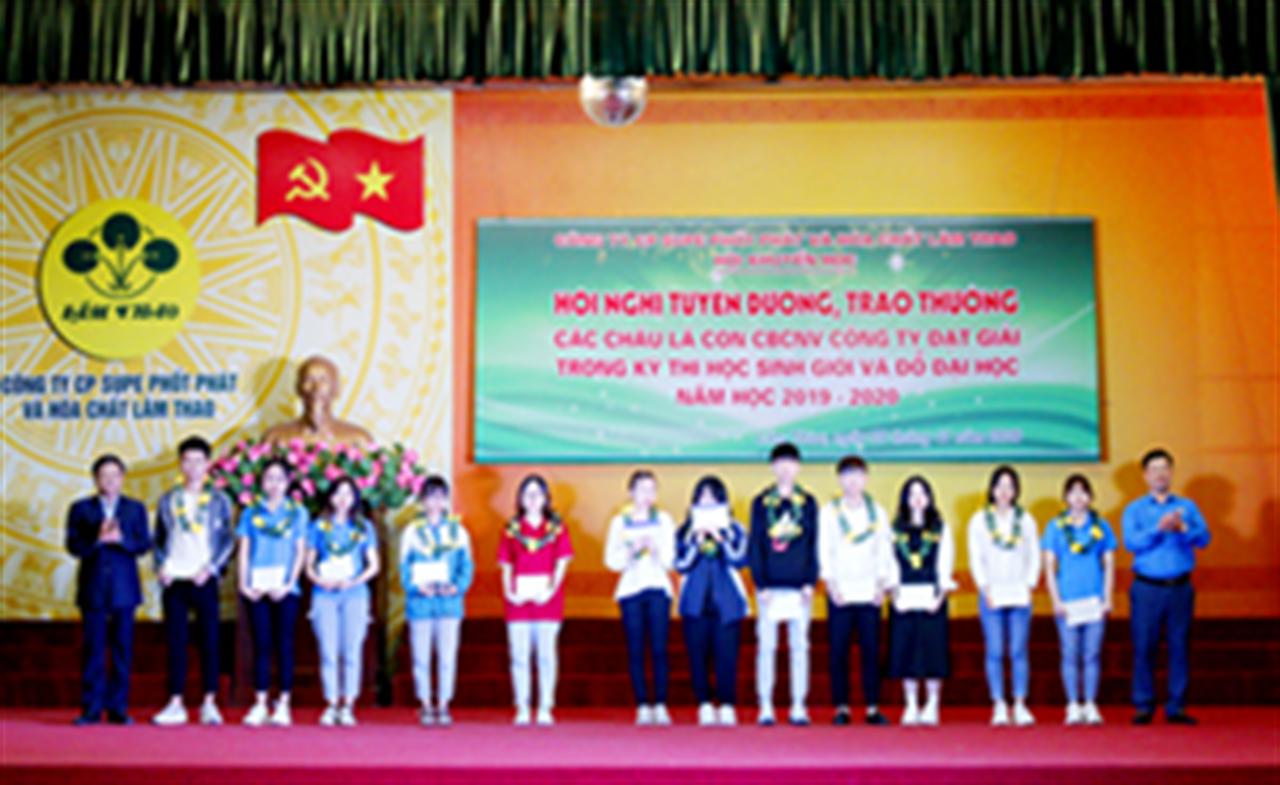 Công ty Supe Phốt phát và Hóa chất Lâm Thao: Tuyên dương, trao thưởng con NLĐ học giỏi