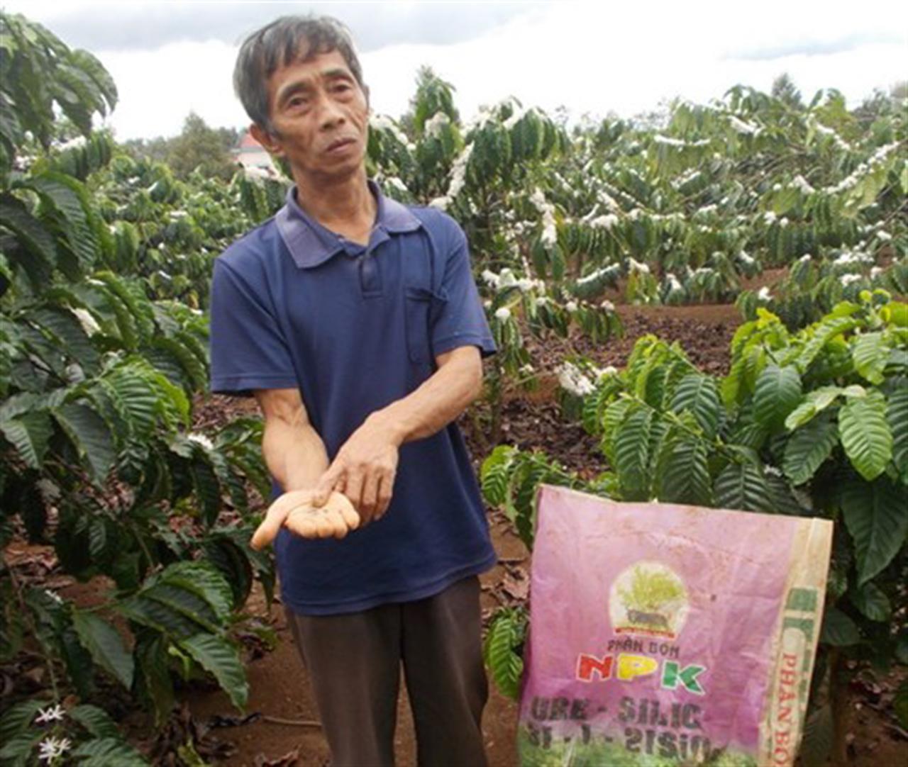 Phân bón kém chất lượng tràn lan, ai bảo vệ nông dân?