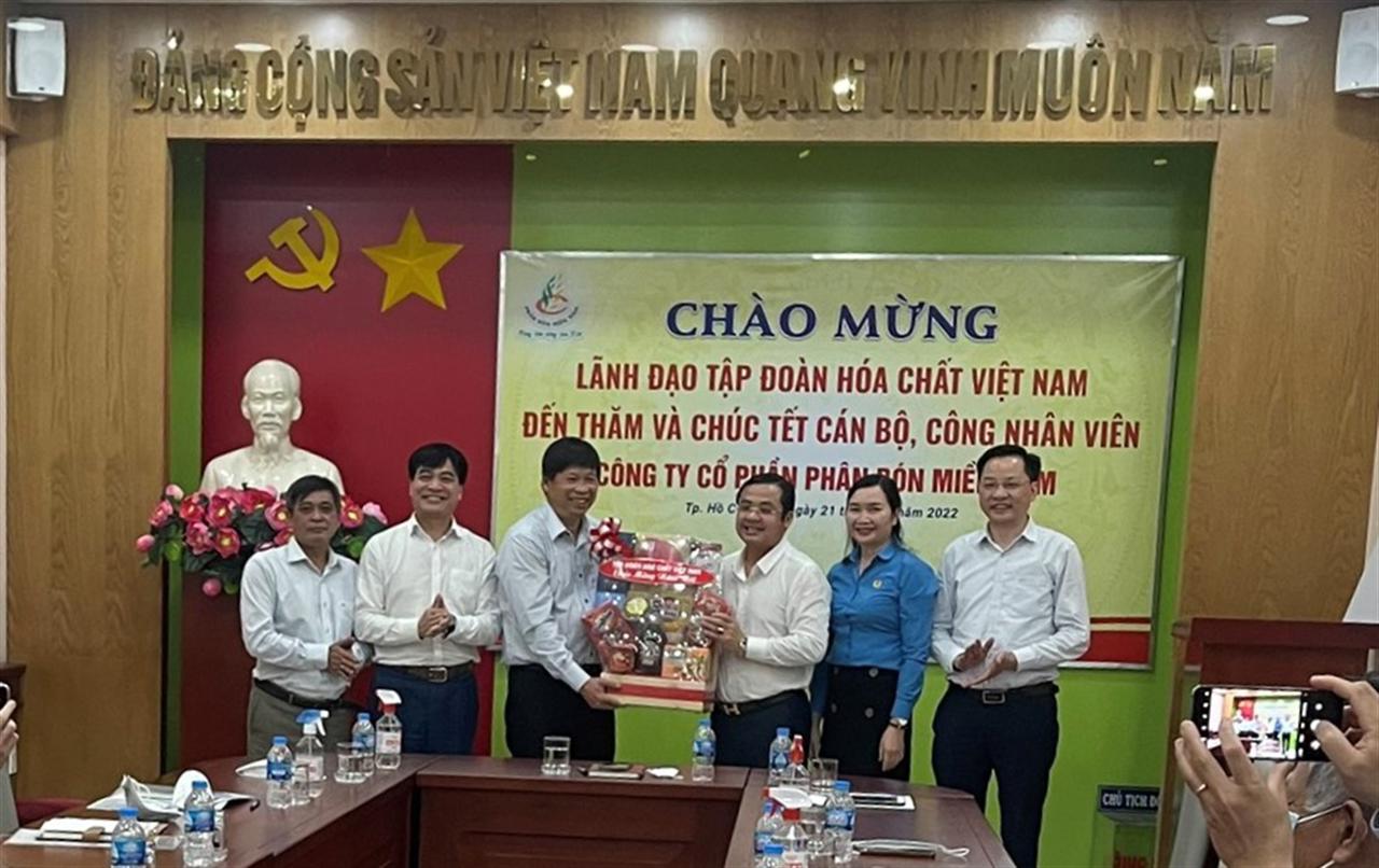 Đồng chí Tổng Giám đốc Tập đoàn thăm và tặng quà Tết NLĐ  tại một số đơn vị phía Nam