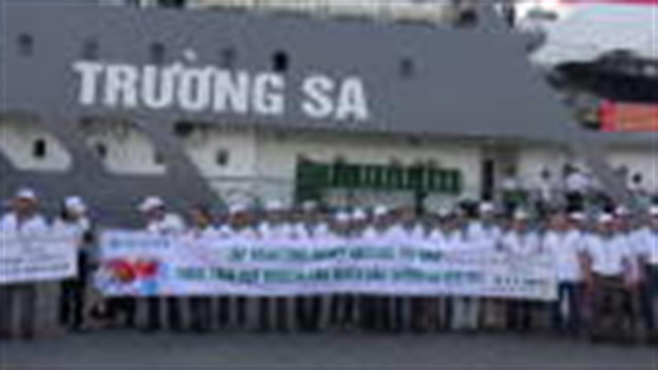 Vinachem’s delegation visited Truong Sa archipelago and the rig DK1