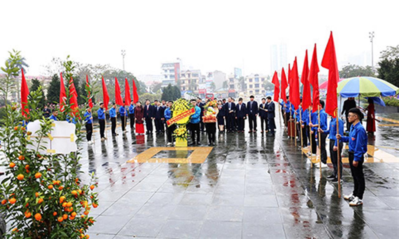 Đại biểu dự Đại hội Đảng bộ Công ty CP Phân đạm và Hoá chất Hà Bắc dâng hương tại Đài tưởng niệm các Anh hùng liệt sĩ