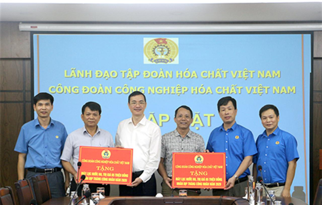 Thăm và tặng quà cho Người lao động gặp khó khăn nhân dịp Tháng Công nhân năm 2020