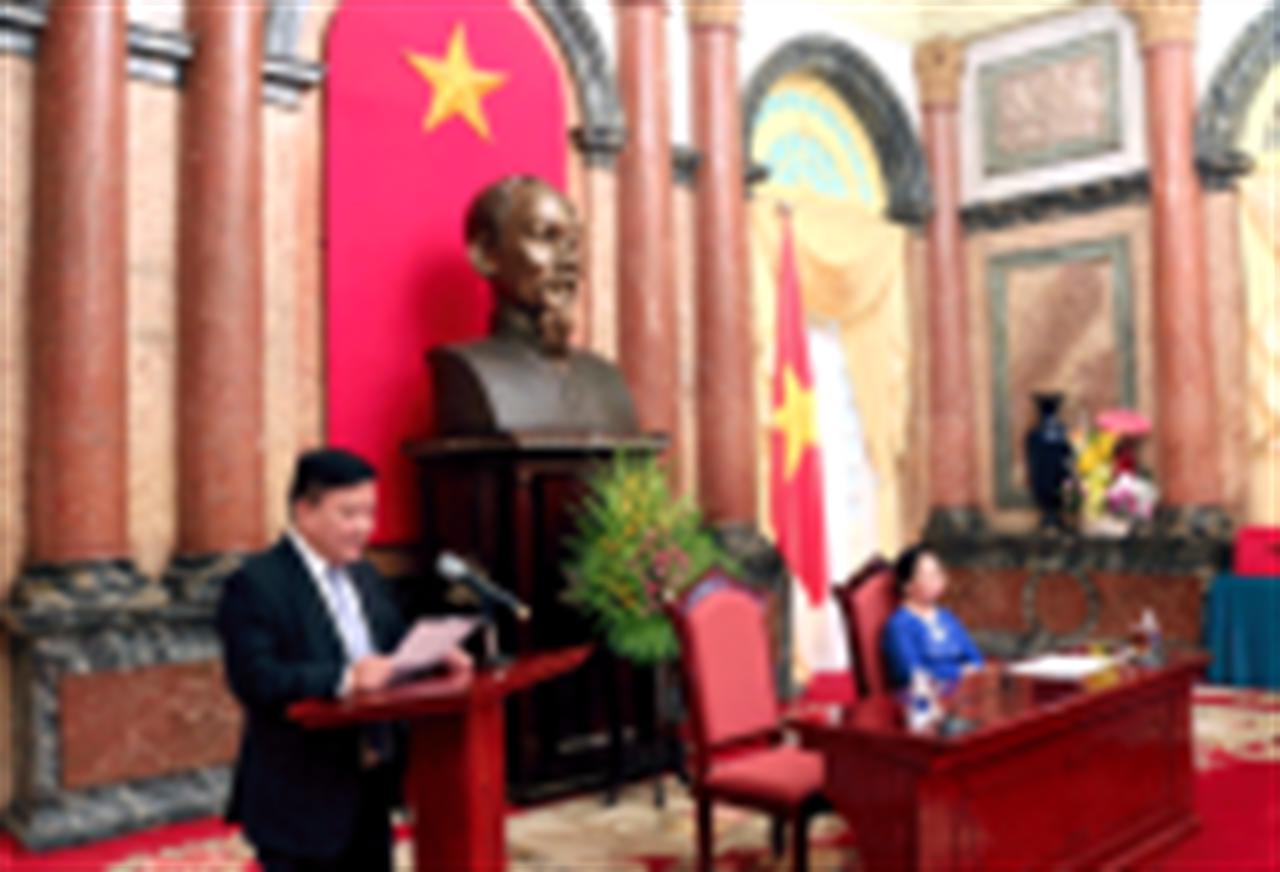 Phó Chủ tịch nước gặp các điển hình tiên tiến Tập đoàn Hóa chất