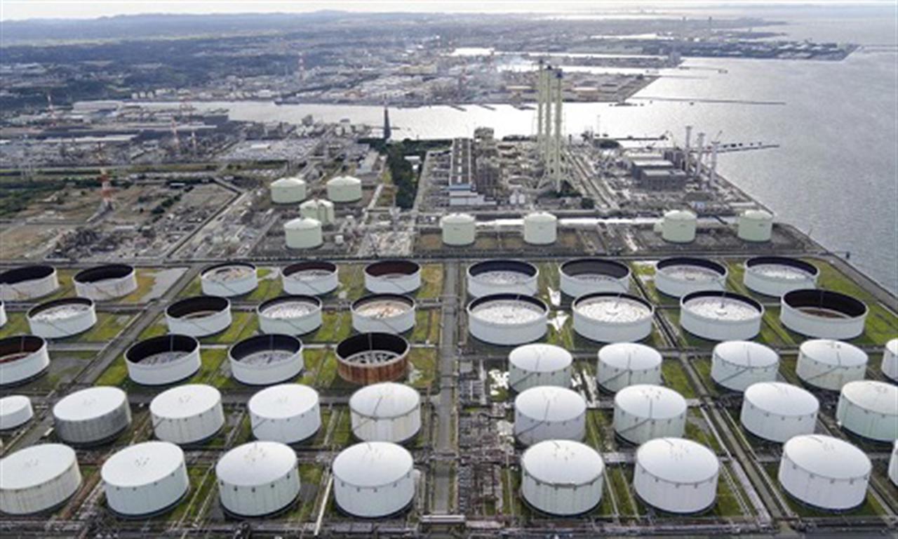 Oil dips on rising US stockpiles, cautious supply expectations