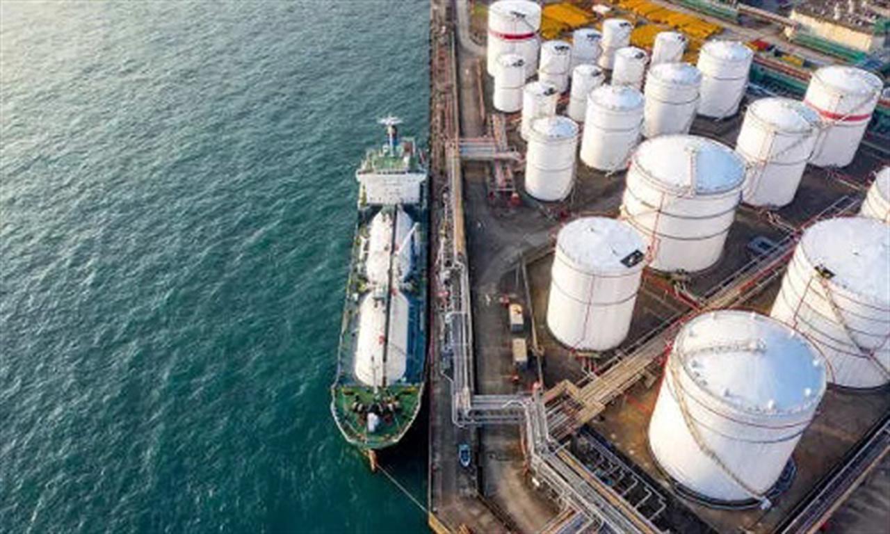 Oil falls as global economic backdrop outweighs Saudi output cut